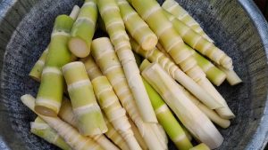 Bạn không nên ăn măng sau khi cắt mí để tránh làm ảnh hưởng tới mí mắt