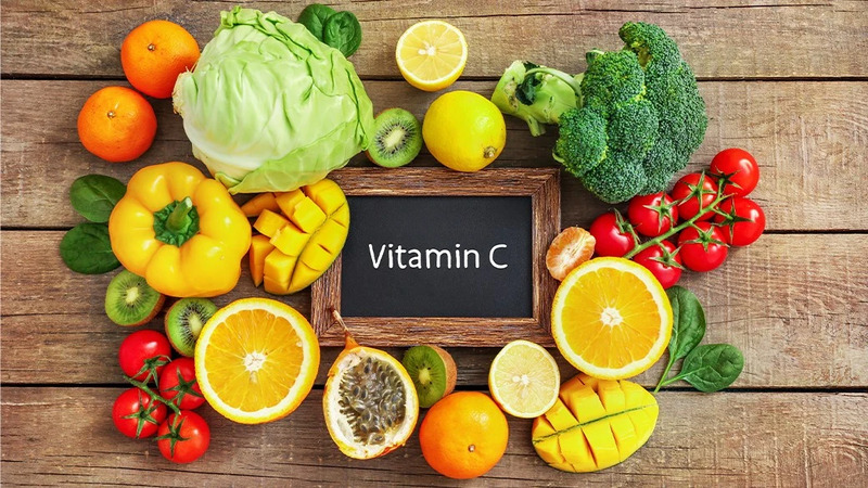 Bổ sung Vitamin C sẽ giúp cho mí mắt mau lành và đẹp hơn