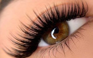 Gắn mi giả giúp đôi mắt sau trang điểm trở nên đẹp hơn rất nhiều