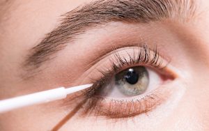 Sử dụng những sản phẩm dưỡng mi có thể giúp mi nhanh chóng hồi phục