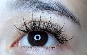 Nối mi mắt ướt tự nhiên tạo nên hàng mi trông như đang ngập nước