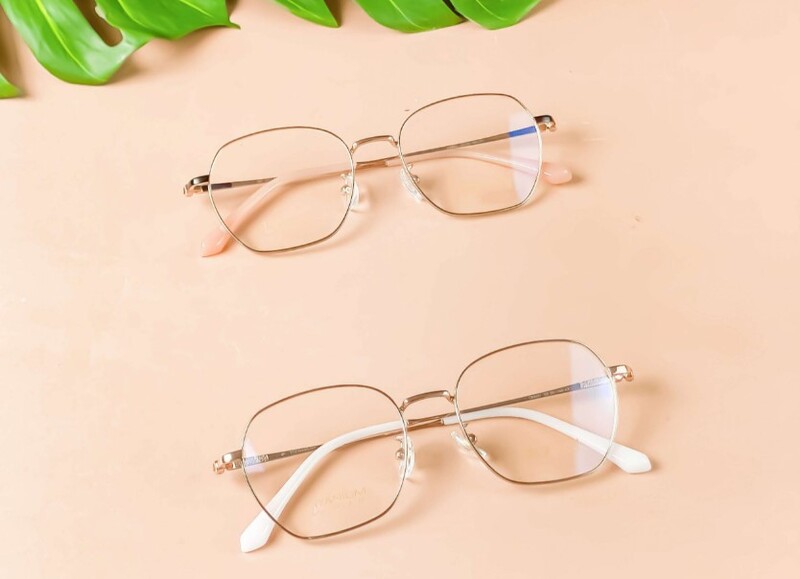 Kính gọng là lựa chọn phổ biến hiện nay với người mắt lé