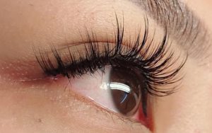 Các người mẫu nối mi được làm đẹp miễn phí