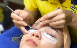 Học nghề nối mi giúp mọi người dễ dàng có công việc tốt với thu nhập ổn định