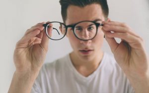 Đeo kính cận nặng độ hoặc đeo lâu năm khiến mắt bị lồi ra