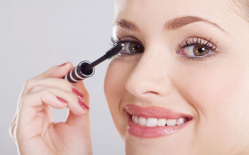 Sử dụng gel trang điểm giúp làm mi cong hiệu quả và nhanh chóng