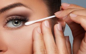 Tăm bông có công dụng làm mi cong đơn giản