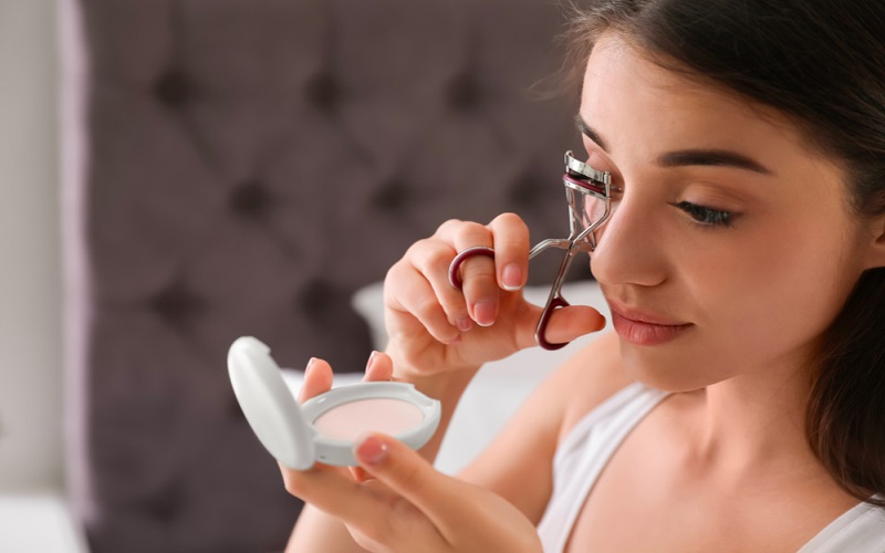 Dụng cụ bấm mi quen thuộc với mọi cô nàng