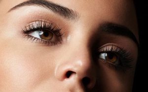 Lông mi hay rụng vào mắt không nguy hiểm nếu biết cách xử lý