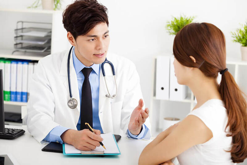 Bác sĩ thăm khám và tư vấn rõ cho bạn về tình trạng mắt xếch đang gặp phải