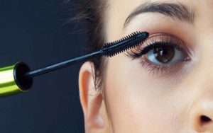Không sử dụng mascara vì dễ làm mi gãy rụng