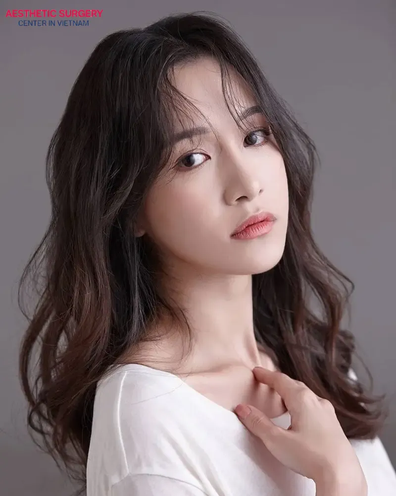 Best match for long-shaped face is curved line nose