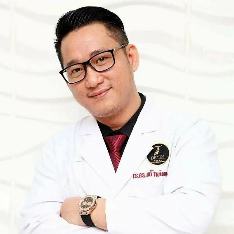Dr. Do Thanh Tri, with over 20 years of experience, personally examines and performs eyelid surgery for clients.