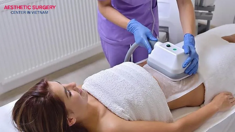 The choice between liposuction and a tummy tuck depends on each person’s health condition and individual needs.