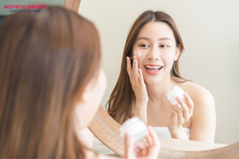 Skin care after filler injection is very important, so you should use a gentle moisturizer to hydrate the skin and help it calm down quickly.