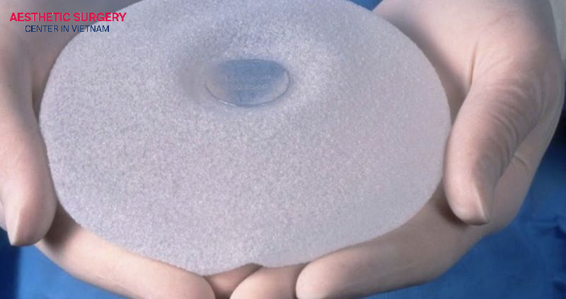 If detected early, BIA-ALCL should be treated by promptly removing the implant or excising the surrounding capsule.