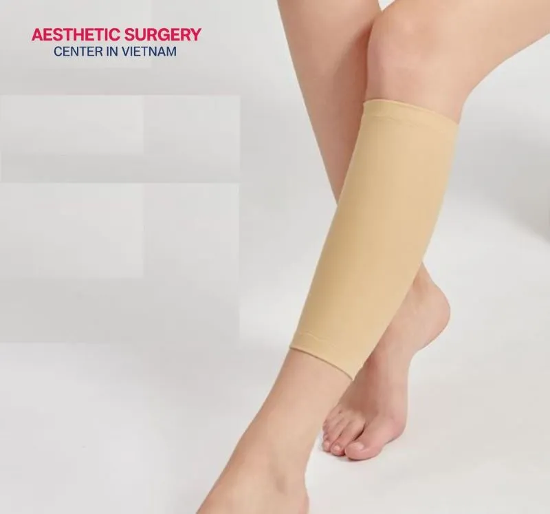 Wearing a calf-shaping garment helps maintain the leg’s contour, creating a slimmer and more defined calf shape.