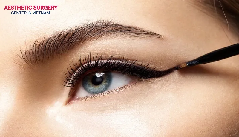 Makeup with eyelid tape or glue helps define and enhance the eyelid crease more clearly.
