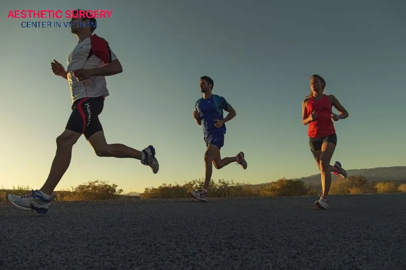 During the first week after surgery, the knees may still show slight swelling or bruising, so it’s important to avoid intense physical activities.