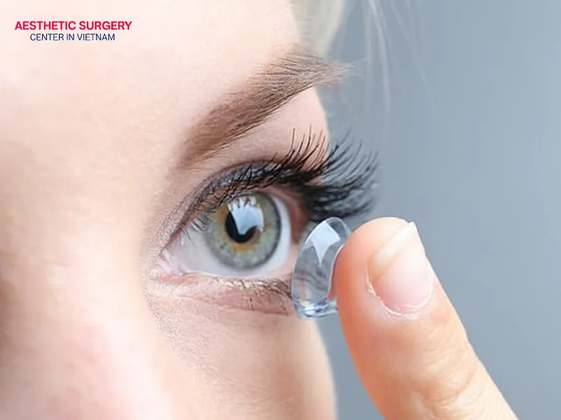 Contact lenses that are not cleaned and used properly can cause inflammation and lead to the formation of bumps on the eye.