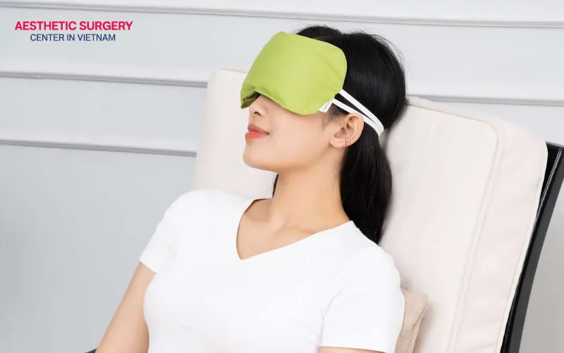 In the early stage, warm compresses and proper eye hygiene can help significantly reduce or eliminate inflammatory bumps on the eye.