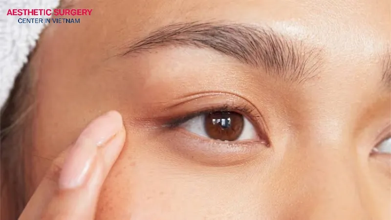 The eyelid may become mildly swollen if the user is sensitive to neomycin.