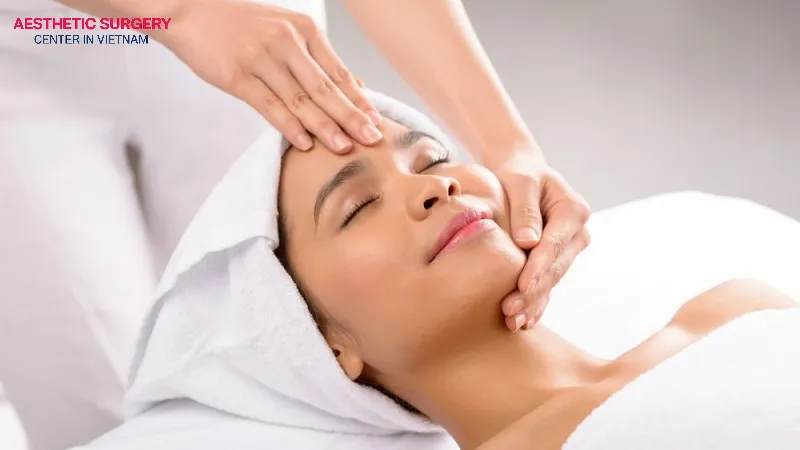Muscle-stimulating massage helps improve blood circulation and gently activate nearby muscles to support eyelid lifting, but this method should be performed by a aesthetic doctor.