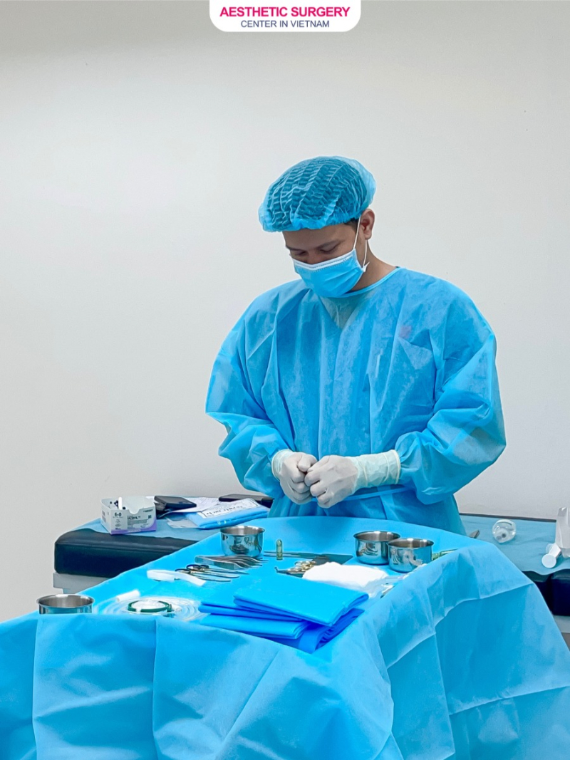 Before surgery, the surgeon always prepares all necessary instruments and ensures proper sterilization and disinfection before use.