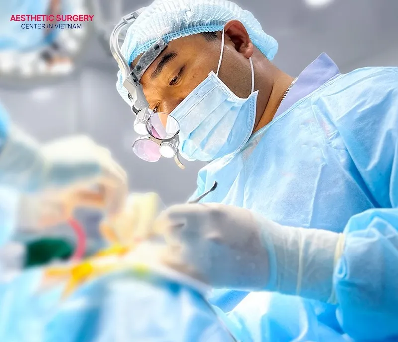 You should choose a cosmetic clinic with a professional procedure that follows proper medical standards.