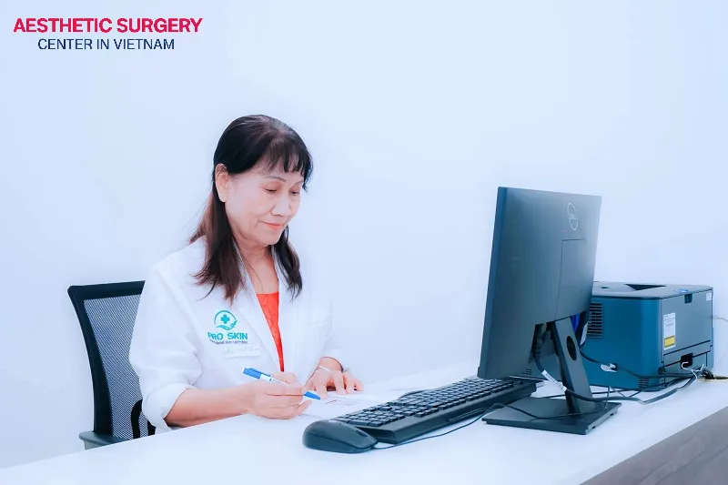 Dr. Nguyen Thi Nhat Ninh, a specialist in dermatology and hair transplantation, has over 30 years of experience