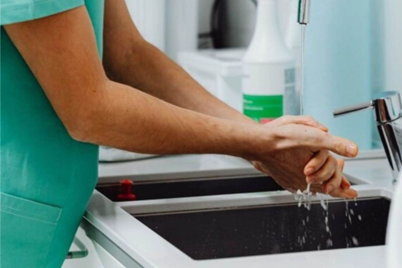 Before surgery, the surgeon must perform proper surgical hand scrubbing according to the standard protocol
