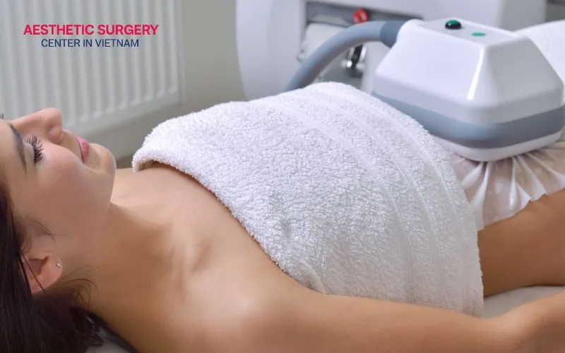 Coolsculpting is a non-invasive fat reduction treatment that does not damage the surrounding muscles, blood vessels, or nerve structures.