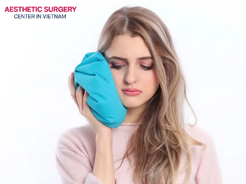 Cold compresses can reduce swelling, bruising, and pain after facelift surgery.
