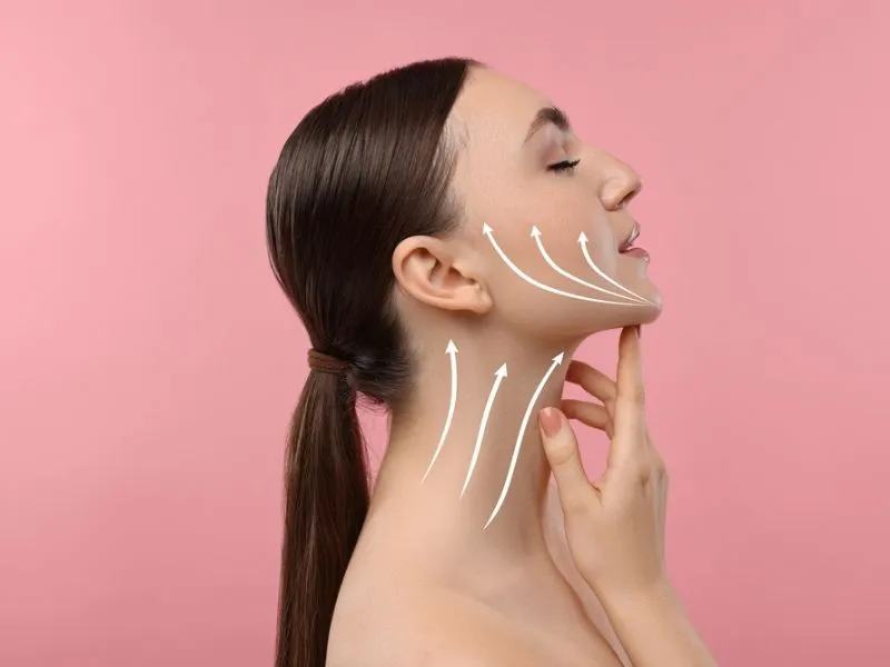 A non-surgical neck lift is an advanced cosmetic treatment that uses modern technologies to improve mild skin laxity and sagging in the neck area without surgery.