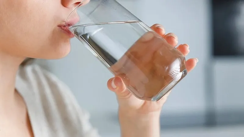 Drinking plenty of water after a non-surgical neck lift helps the treated skin recover more quickly.