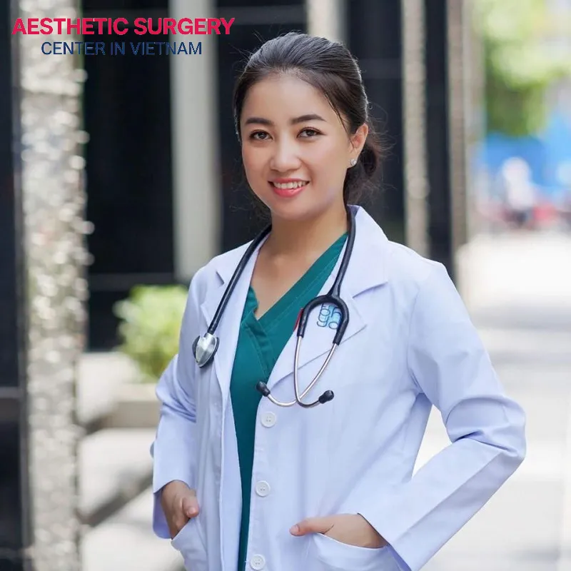 Portrait of Dr. Thao Trang, who holds 20 years of medical experience and 12 years as a plastic surgery lecturer at the HCMC University of Medicine and Pharmacy.