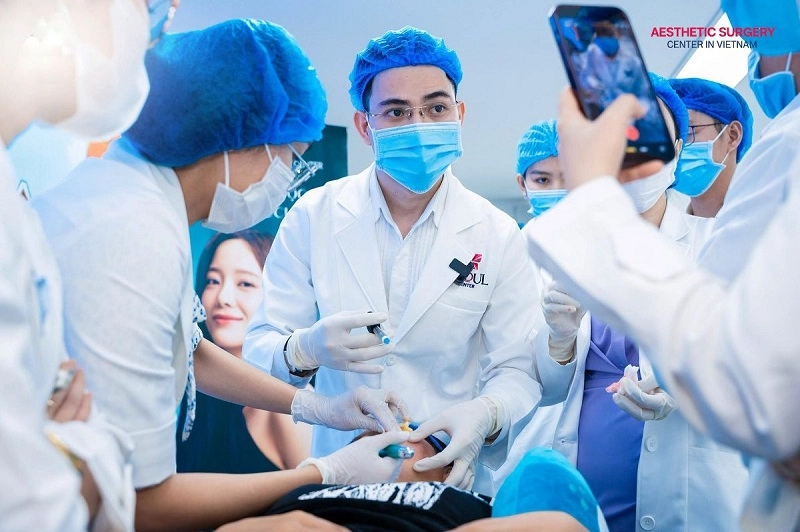 The doctors received hands-on practice in Rejuran product injection techniques