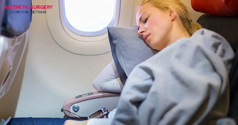 If you experience acute dyspnea, sudden chest pain, or tachycardia, notify flight attendants or seek emergency medical help immediately.