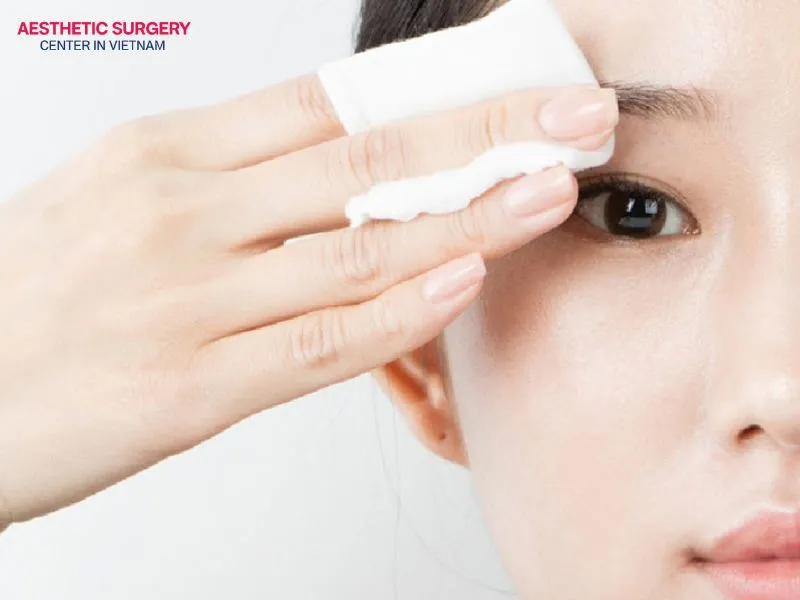 After an eyebrow transplant, it is important to understand proper aftercare to help speed up the recovery process.