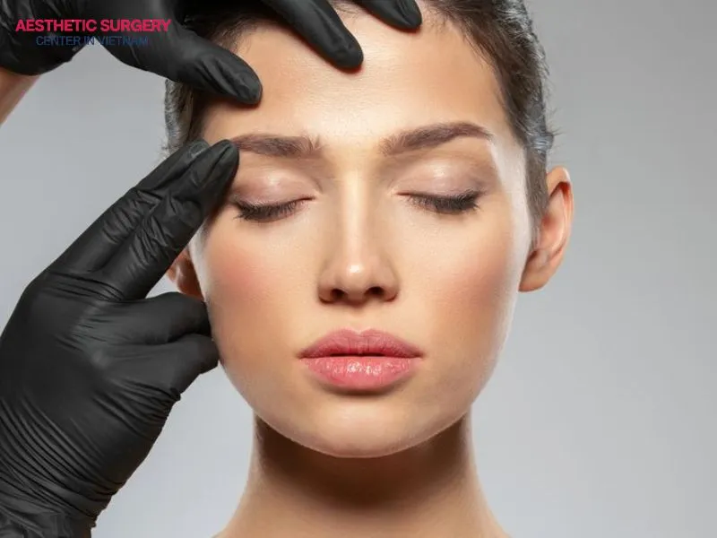 An eyebrow transplant usually does not leave visible scars. Scarring may only occur in the donor area where the hair follicles are taken for transplantation.