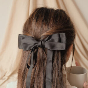 Nơ cài đầu đang bán tại The Little Owl được nhiều cô nàng yêu thích