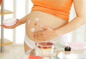 Mẹ bầu nên bôi kem chống nắng trước khi ra ngoài 30 phút