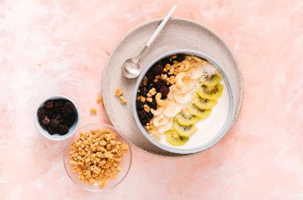 Sữa chua không đường kết hợp trái cây là lựa chọn phù hợp khi đói vào ban đêm.