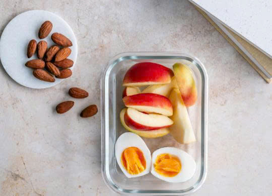 Trứng luộc, táo và một lượng nhỏ hạnh nhân tạo thành bữa phụ có protein và chất xơ.