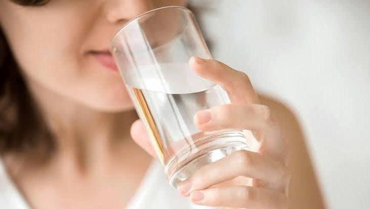 Uống nước quá mức có gây tích nước không?