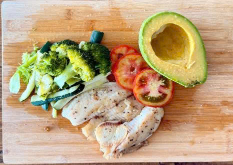 Bữa ăn lành mạnh với protein nạc và rau củ