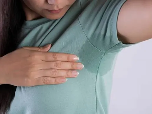Làm cách nào để giặt và phơi áo tránh mùi hôi nách tái phát?