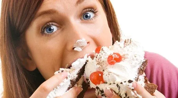 Làm gì trước khi xử lý ăn đồ ngọt nhiều có gây mụn không?