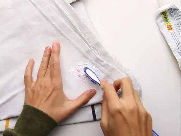 Vì sao áo trắng lại vàng ố ở vùng nách?