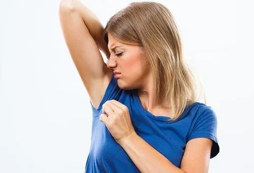 Tại sao quần áo bị hôi nách kéo dài và khó khử?